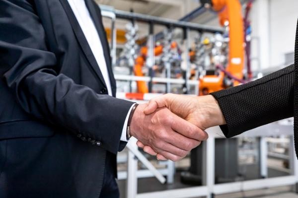 Ein Handschlag zwischen zwei Personen in einem Bopfinger Unternehmen