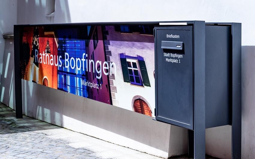 Eingang zum Rathaus Bopfingen mit Briefkasten