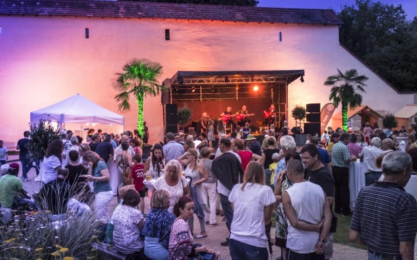 Bühne und Publikum bei der Veranstaltung Sommerbühne im Stadtgarten Bopfingen