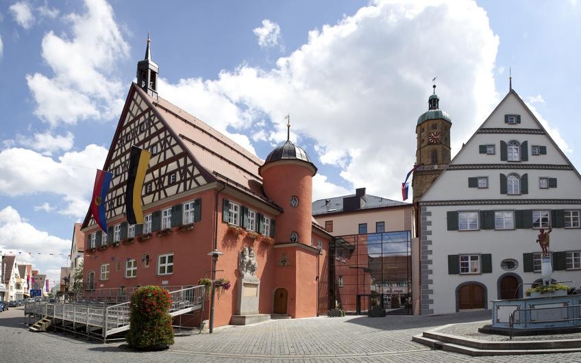 Das festlich geschmückte Rathaus 