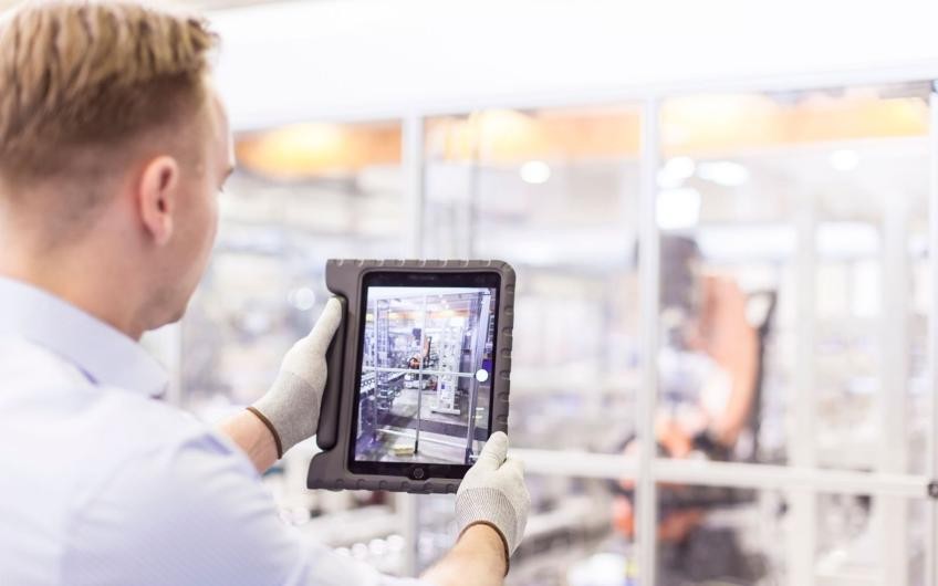 Entwickler mit Tablet in einer Bopfinger Firma