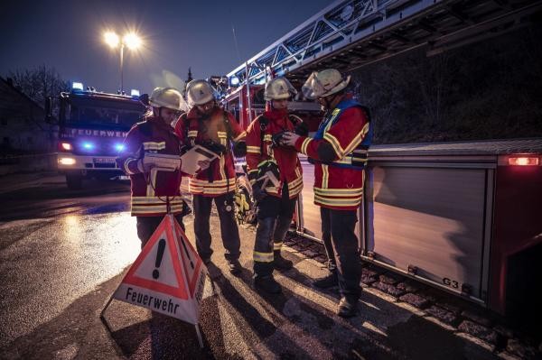 Vier Bopfinger Feuerwehrmänner bei der Lagebesprechung