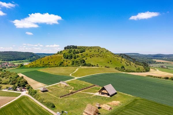 Die keltische Freilichtanlage mit dem Ipf im Hintergrund
