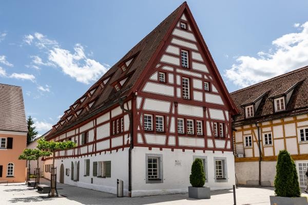 Eine Außenansicht des Seelhauses, in dem das städtische Museum untergebracht ist
