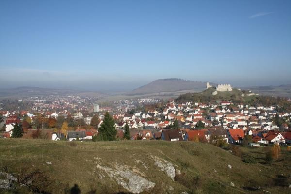 Der Teilort Schloßberg mit der Ruine im Hintergrund vom Beiberg aus fotografiert