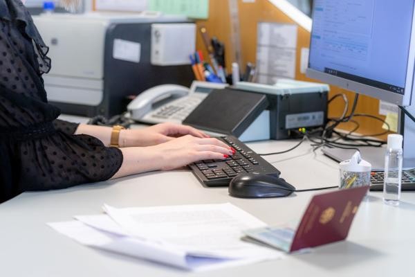 Eine Mitarbeiterin im Bürgerservice arbeitet an einer Tastatur