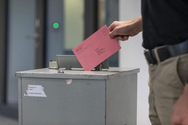 Ein Wähler wirft einen Wahlbrief in die Wahlurne