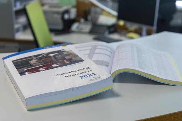 Zwei Haushaltspläne der Stadt Bopfingen liegen auf einem Schreibtisch