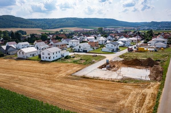 Eine Luftaufnahme des Baugebiets "Hinter dem Dorf" im Teilort Trochtelfingen