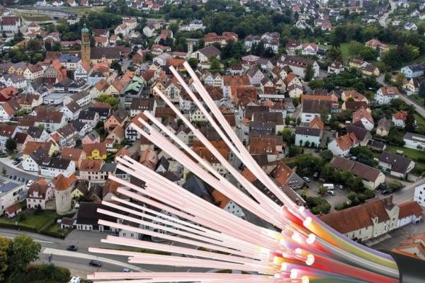 Ein Breitbandkabel mit der Stadt Bopfingen im Hintergrund