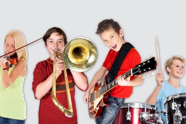 Vier Kinder und Jugendliche mit verschiedenen Instrumenten