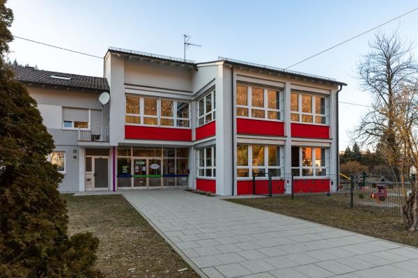 Eine Außenaufnahme des Kindergartens Aufhausen