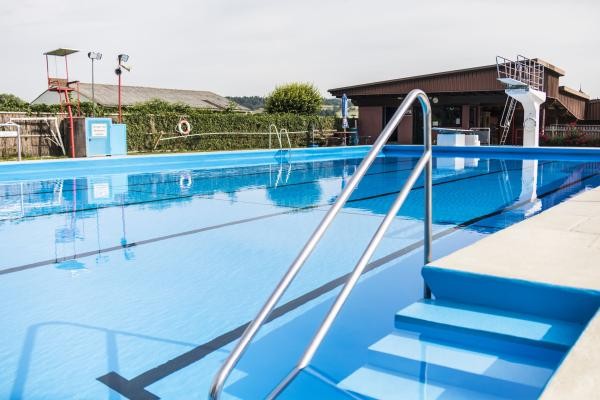 Das leere Schwimmerbecken im Hermann-Hahn-Freibad in Trochtelfingen