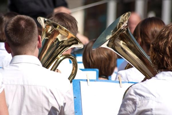 Eine Musikkapelle von hinten fotografiert als Symbolbild für das Thema Vereine