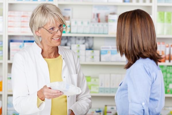 Eine Apothekerin im Gespräch mit einer Kundin als Symbolbild für die Rubrik Ärzte, Apotheken & medizinische Dienstleistungen