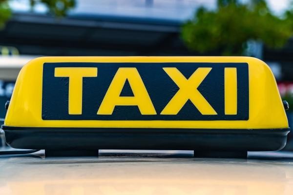 Ein Taxi-Dachschild als Symbol für das Thema Fahrdienste
