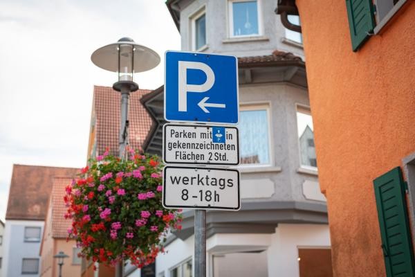 Ein Verkehrszeichen mit Hinweis auf die geltende Parkregelung in der Hauptstraße