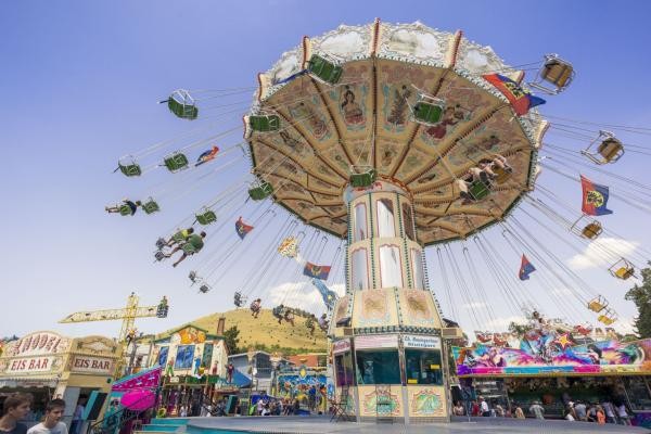 Kettenkarussell auf der Bopfinger Ipfmesse mit dem Ipf im Hintergrund
