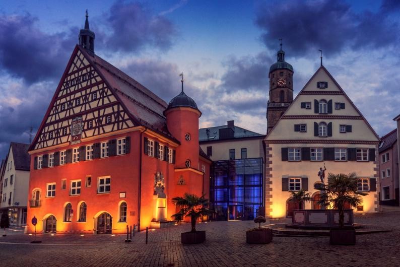 Eine Nachtansicht des Rathauses Bopfingen mit beleuchtetem Glasbau