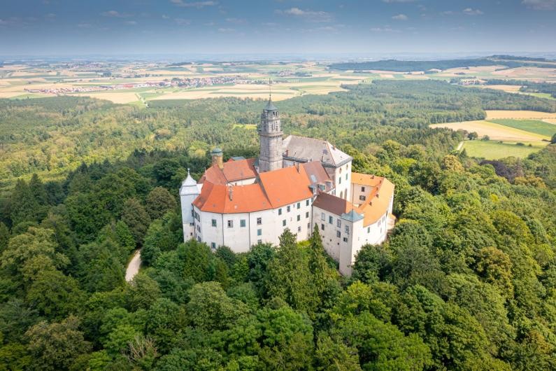 Eine Luftaufnahme von Schloss Baldern