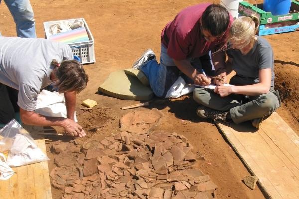 Drei Archäologen bei Ausgrabungsarbeiten am Ipf