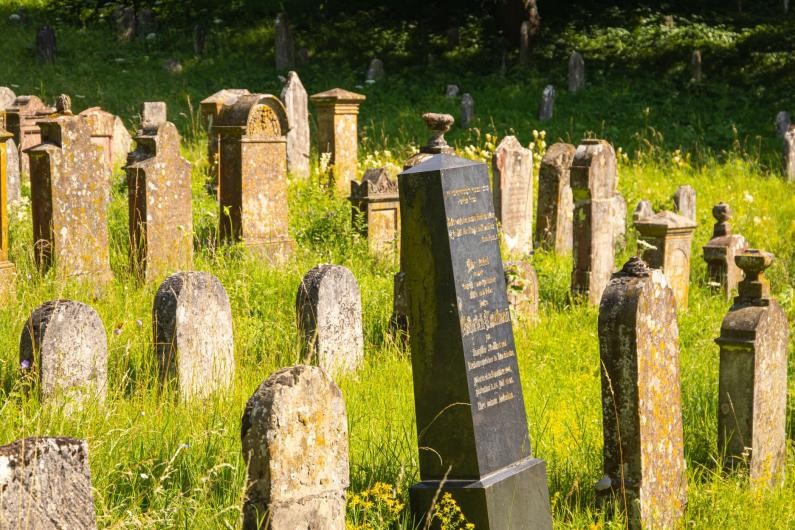 Grabsteine auf dem jüdischen Friedhof in Aufhausen