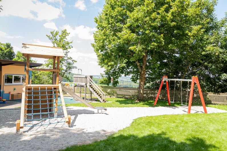 Außenbereich des Kindergartens Baldern mit Spielplatz