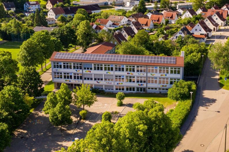 Die Grundschule Oberdorf aus der Vogelperspektive