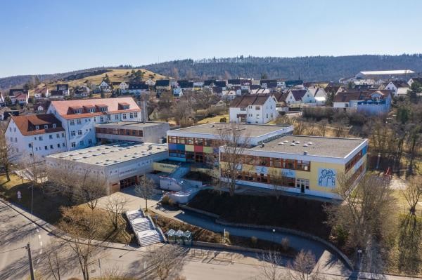 Eine Luftaufnahme der Grundschule Schloßberg