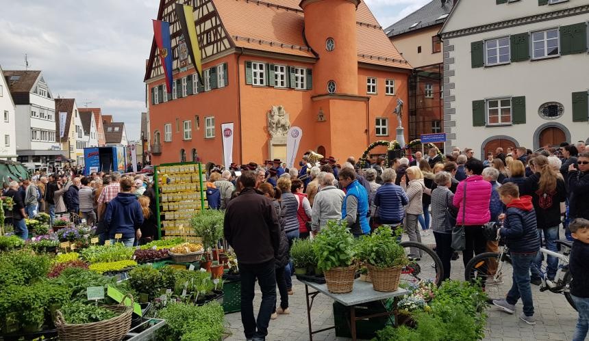 Besucher auf dem Frühjahrsmarkt in der Bopfinger Innenstadt