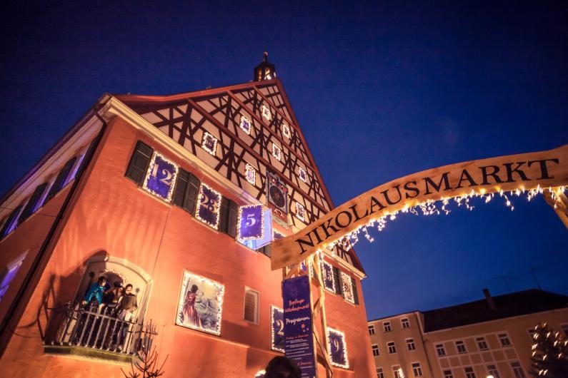 Kunstvolle Weihnacht am historischen Rathaus