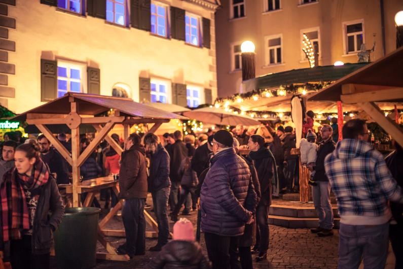 Nikolausmarkt vor der Kulisse des Historischen Rathauses