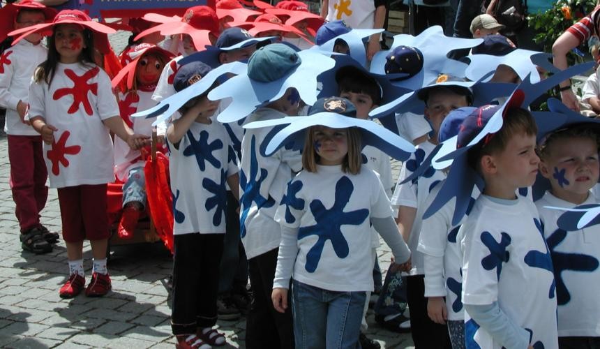Kinder mit Blumenkostümen auf dem Umzug anlässlich des Rutenfests
