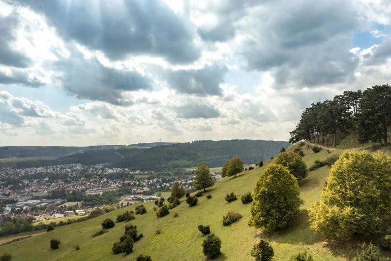 Luftaufnahme des Ipf mit der Stadt Bopfingen im Hintergrund Eine Luftaufnahme des Ipf mit der Stadt Bopfingen im Hintergrund