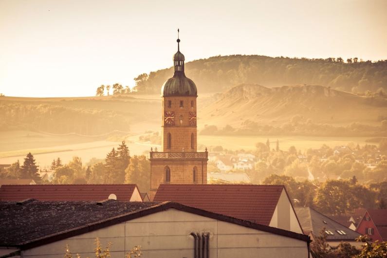 Der Kirchturm der evangelischen Stadtkirche St. Blasius