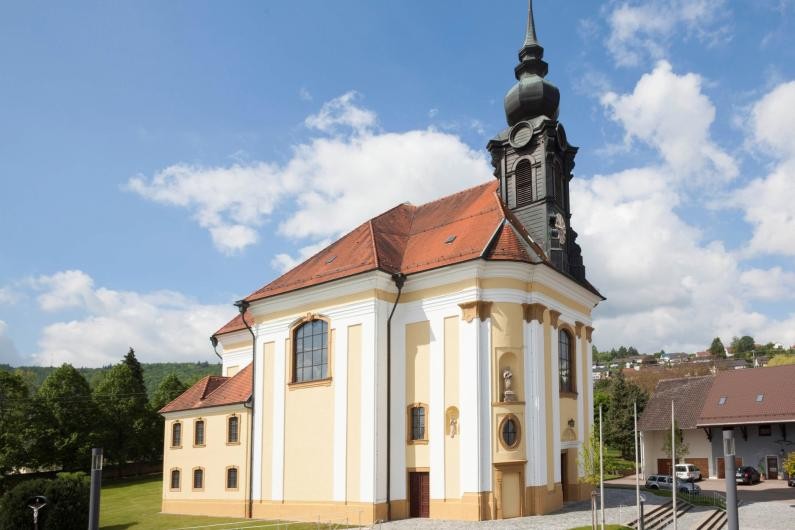 Eine Außenansicht der Wallfahrtskirche Flochberg