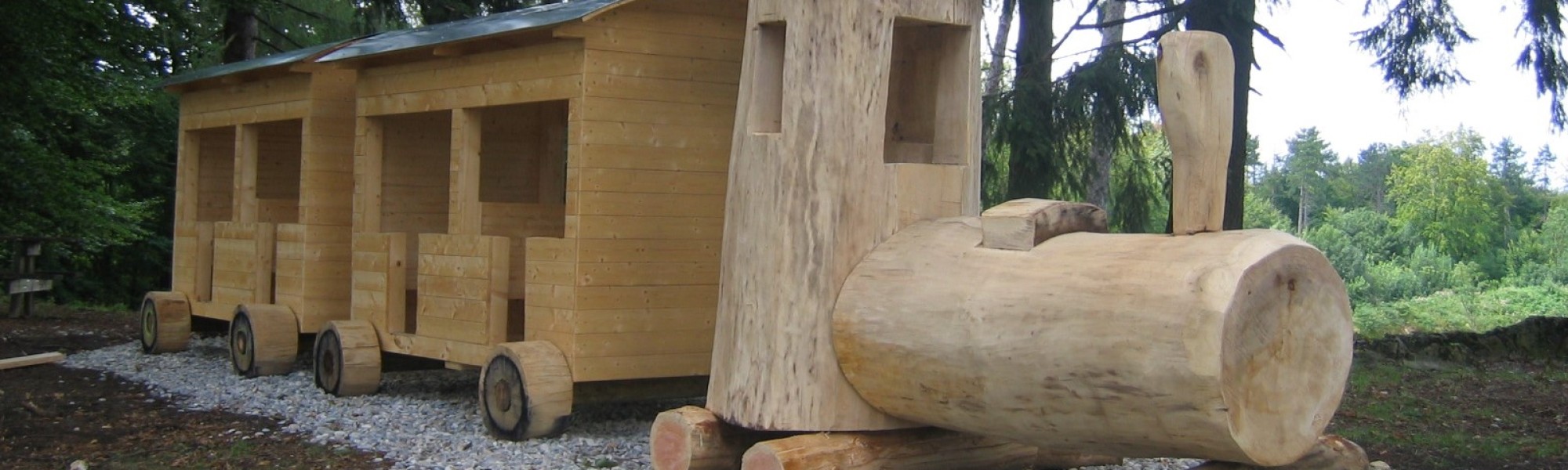 Holzzug auf dem Egles-Spielplatz Ein Holzzug auf dem Egles-Spielplatz