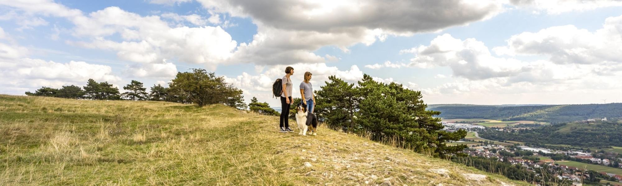 Zwei Frauen blicken vom Gipfelplateau des Ipf auf die Stadt Bopfingen