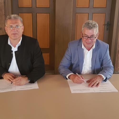 Bürgermeister Dr. Bühler und Bürgermeister Freihart unterzeichnen die öffentlich-rechtliche Vereinbarung