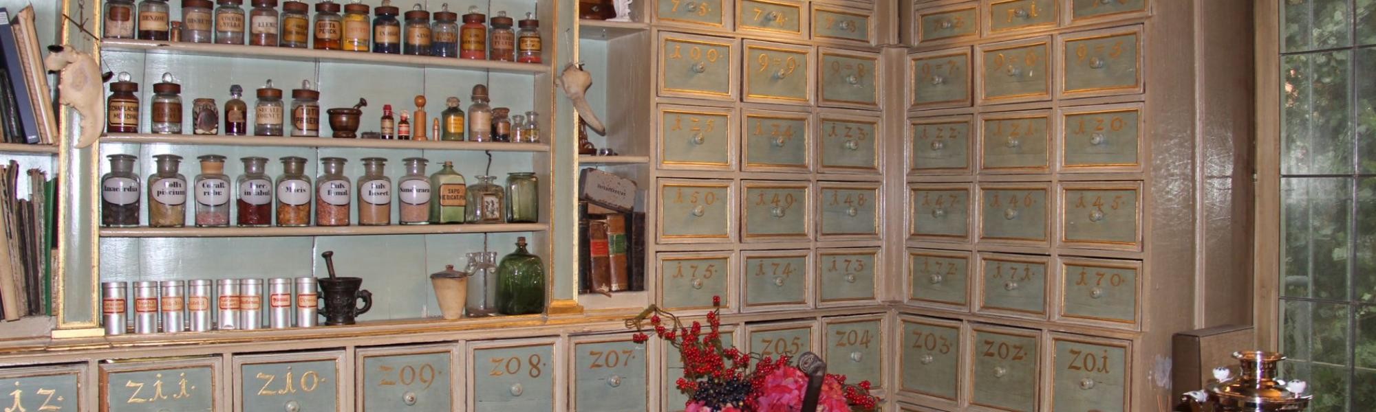 Historische Kräuterkammer Reichsstadt-Apotheke Die historische Kräuterkammer in der Reichsstadt-Apotheke