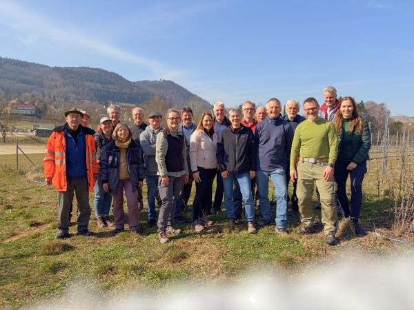 Weinberg Arbeitseinsatz 7. März 2026 Gruppenbild der Helferinnen und Helfer im Weinberg am 7. März 2026