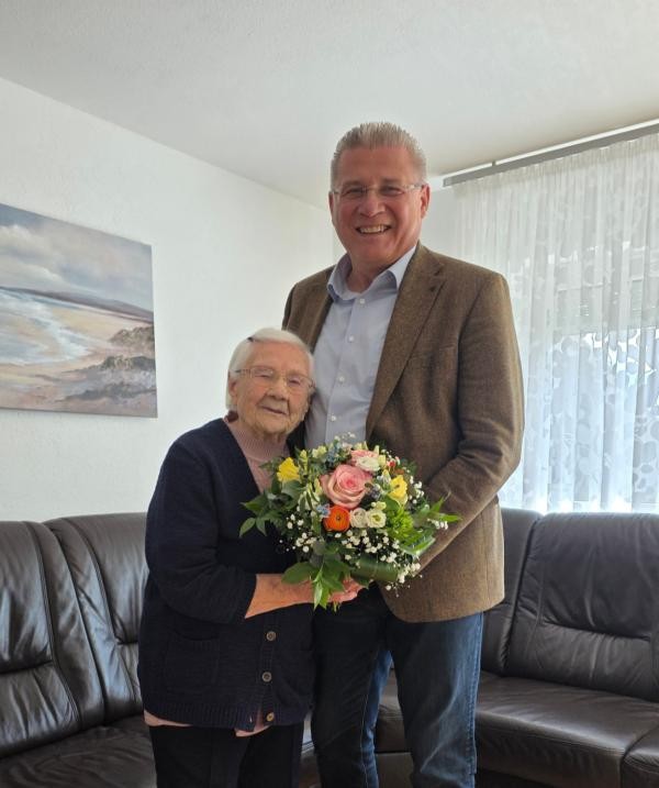 100. Geburtstag Irma Erfurt Bürgermeister Dr. Bühler gratuliert Irma Erfurt zum 100. Geburtstag