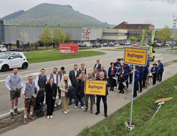 Innenminister Thomas Strobl übergibt der Stadt Bopfingen das neue Ortsschild mit der Aufschrift "Die Ipfmessstadt"
