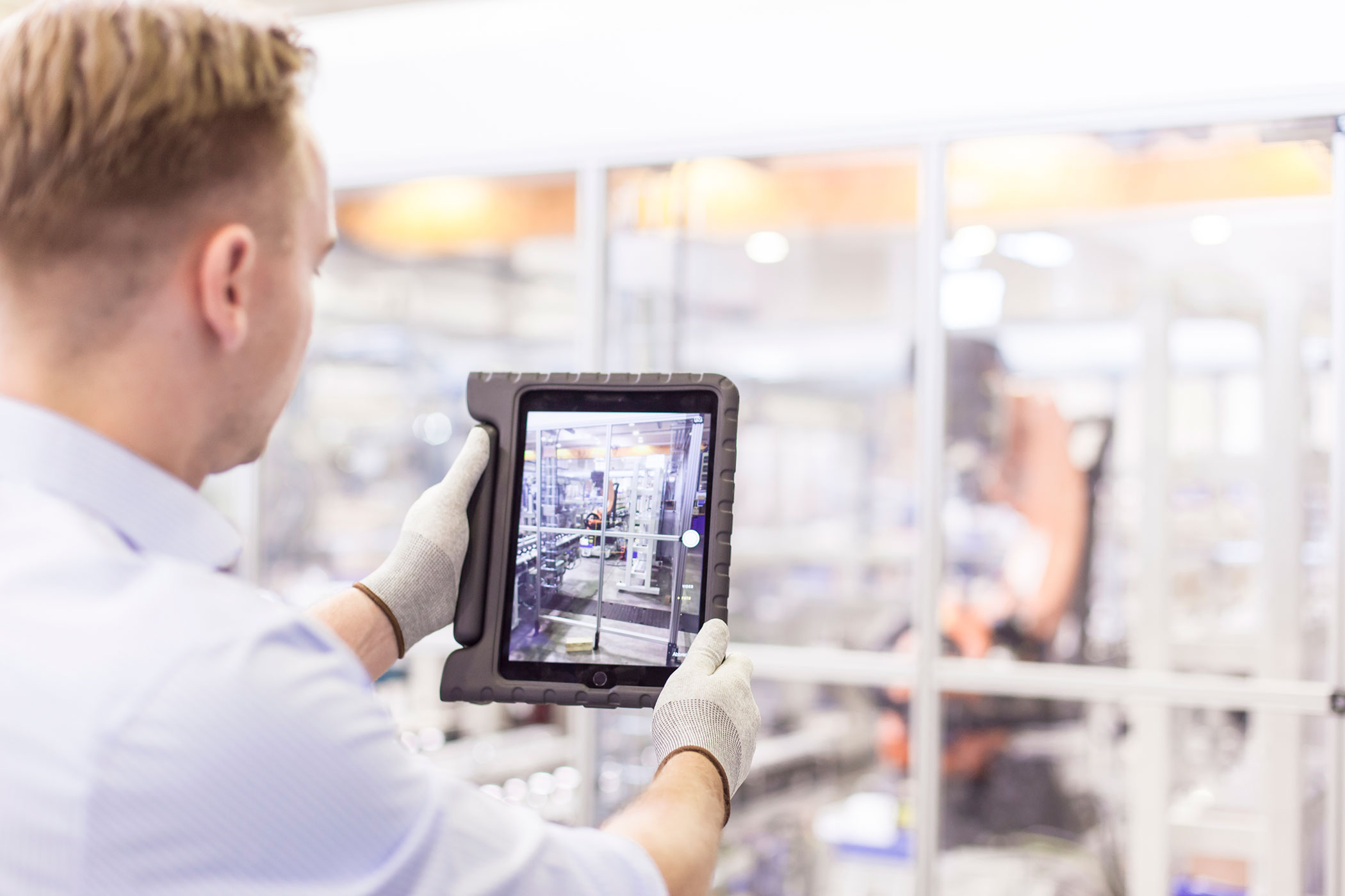 Ein Angestellter eines Bopfinger Unternehmens mit einem Tablet in der Hand