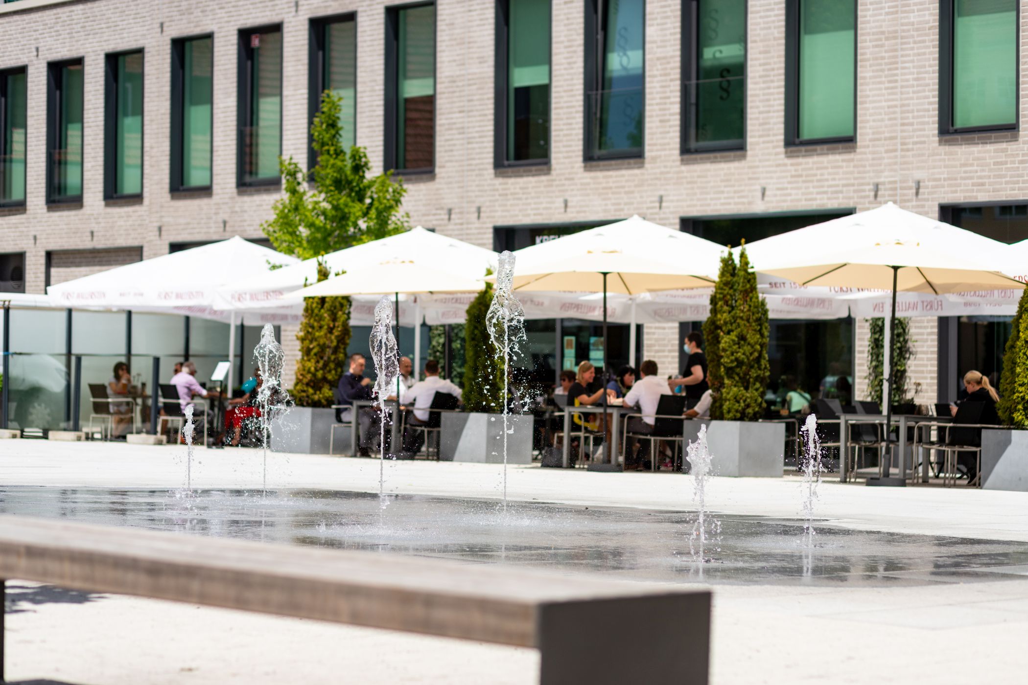 Eine belebte Außengastronomie des Restaurants "kreuz & quer" auf dem Spitalplatz