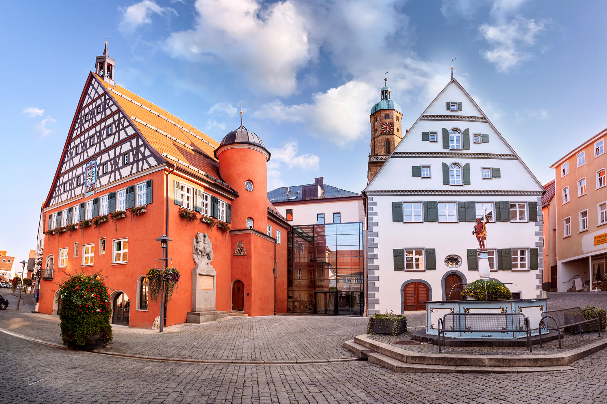 Das historische Rathaus mit Marktplatz in Bopfingen