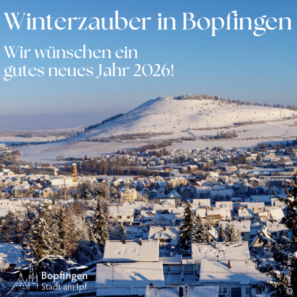 Die Stadt Bopfingen im Winter mit dem verschneiten Ipf im Hintergrund