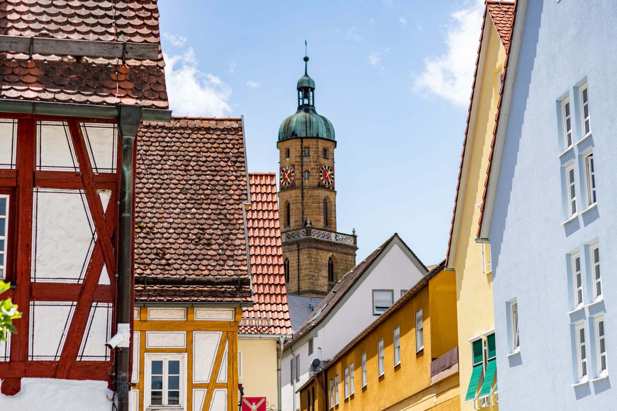 Ein Blick von der Spitalgasse auf den Kirchturm der evangelischen Stadtkirche