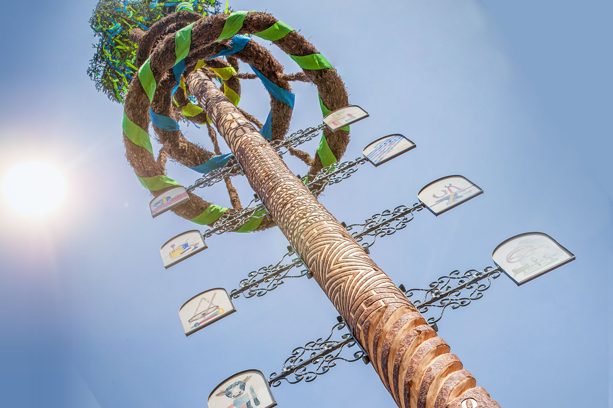 Der aufwändig geschnitzte und dekorierte Maibaum im Teilort Aufhausen