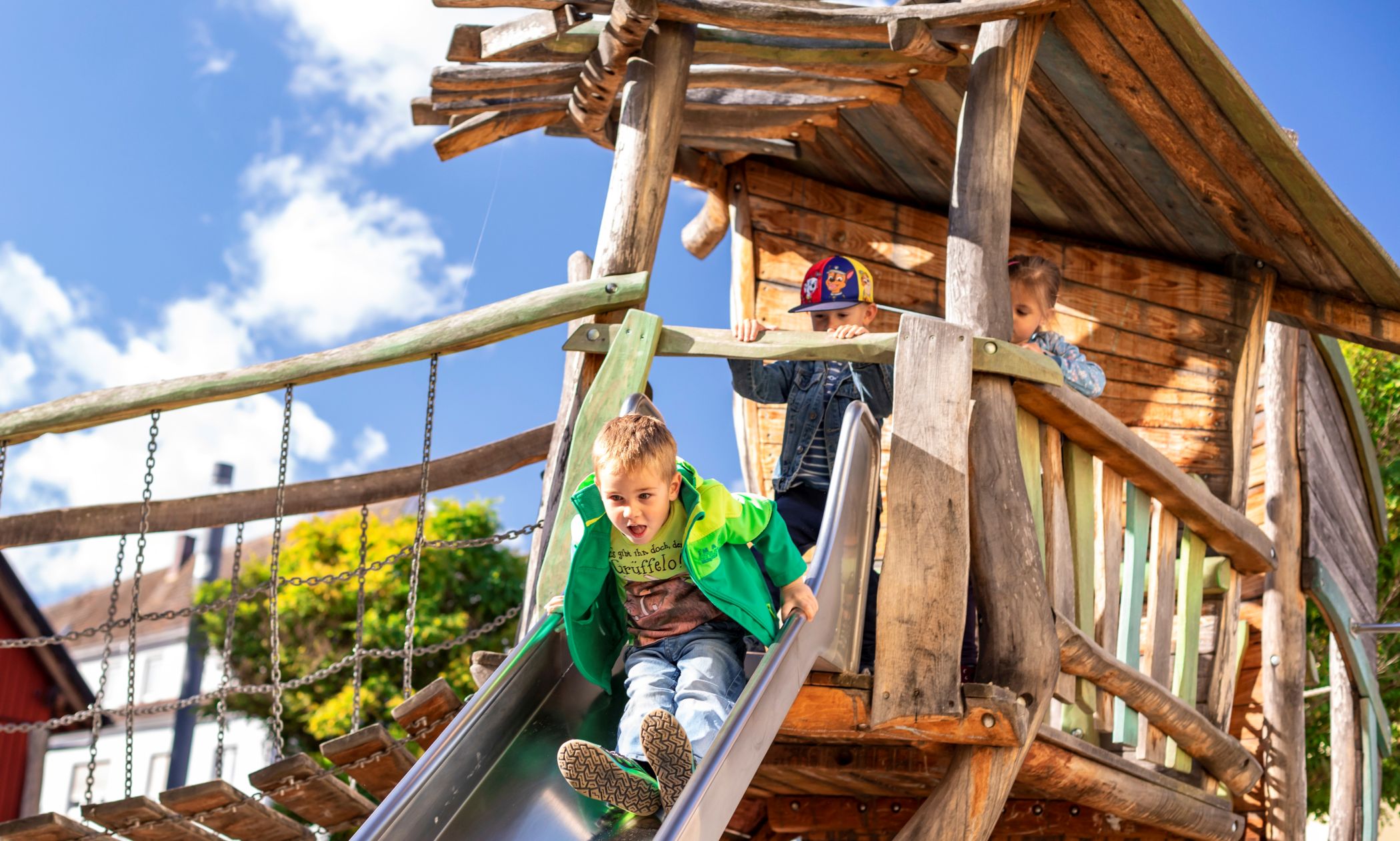 Ein Kind auf einer Rutsche auf dem Außenspielplatz des Kinderhauses Bopfingen